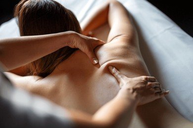 massage femme sur table cuhre